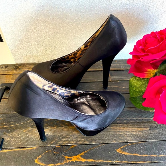 Traffic Satin Pumps (Size 6).🌹 - Picture 8 of 16